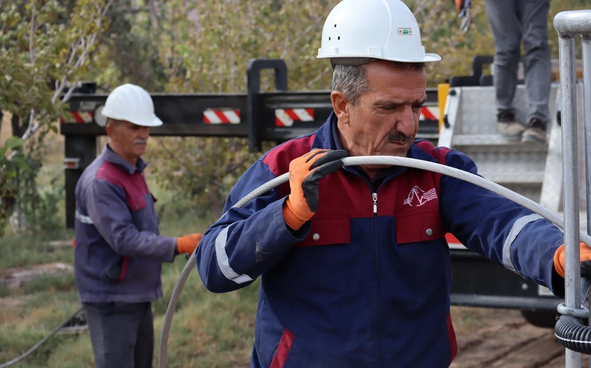 Naxçıvanın kəndlərində elektrik xətləri yenilənir