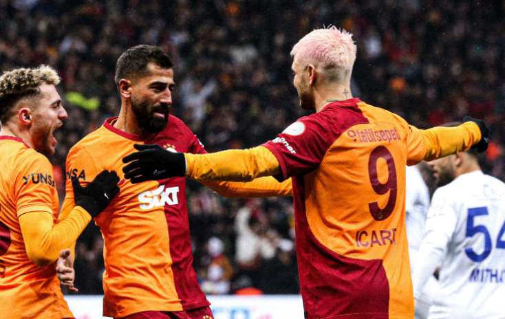 31 yaşlı futbolçu "Qalatasaray"dan gedir - FOTO
