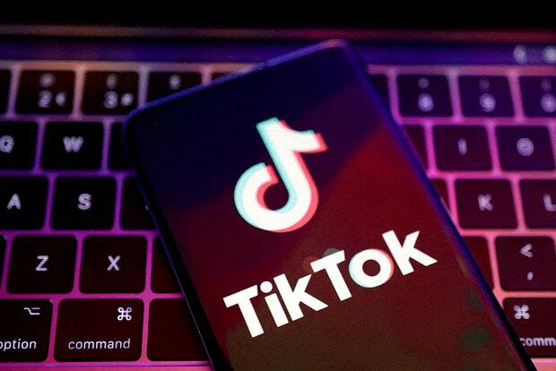 
Tiktoker qızdan şok: kişini tapıb ayağını öpdürdü