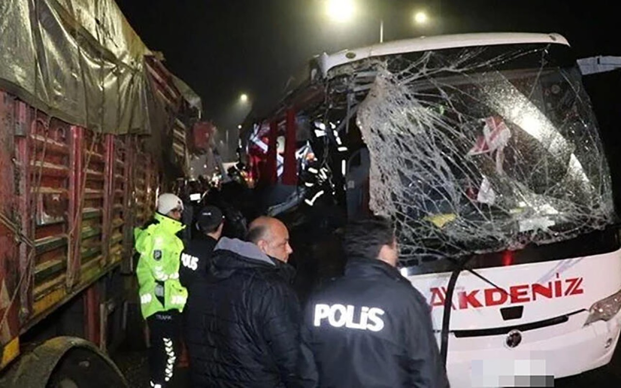 Türkiyədə avtobus yük maşını ilə toqquşdu - Ölən və yaralananlar var