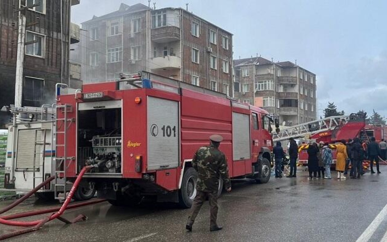 Bakıda yaşayış binasında yanğın - 3 nəfər xilas edildi