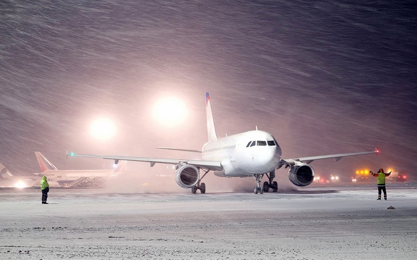 Britaniyada qarlı hava səbəbindən aeroportların fəaliyyəti dayandırıldı