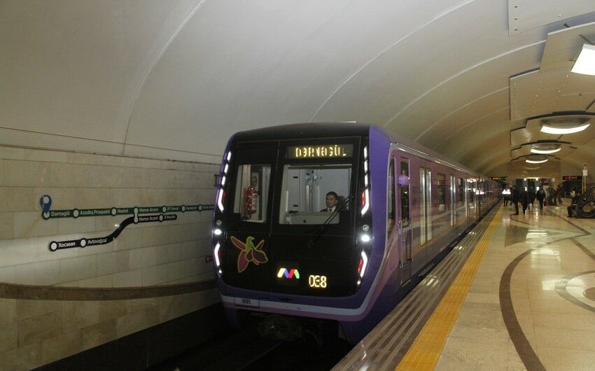 
Bakı metrosunda HƏYƏCANLI ANLAR -Sərnişin relslərin üstünə yıxıldı və...