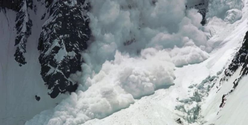 
Qar uçqunu üç xizəkçinin həyatına son qoydu: 2743 m hündürlükdəm bir neçə metr aşağı sürükləndilər