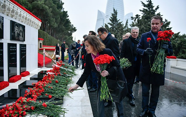 Fransa səfiri Şəhidlər xiyabanını ziyarət etdi - FOTO