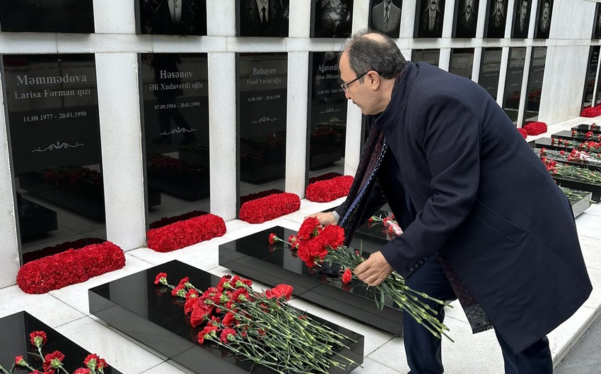 Cahit Bağcı Şəhidlər xiyabanını ziyarət etdi