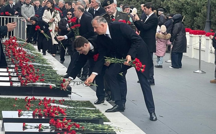 Gürcüstanın Bakıdakı səfiri Şəhidlər xiyabanını ziyarət etdi