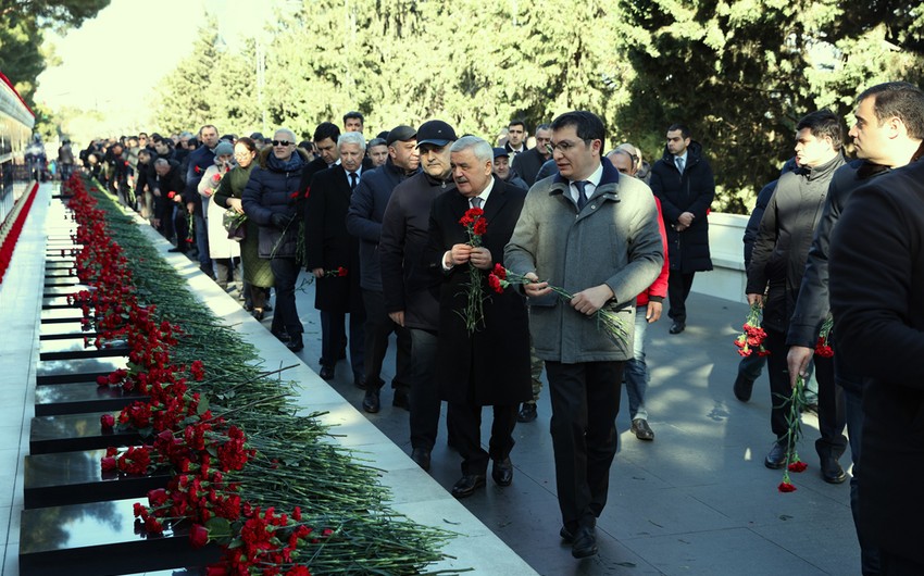 İqtisadiyyat Nazirliyinin kollektivi Şəhidlər xiyabanını ziyarət etdi