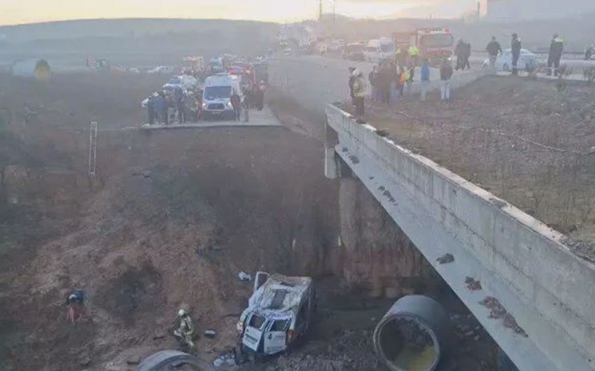 İstanbulda mikroavtobus aşdı - 16 nəfər xəsarət aldı