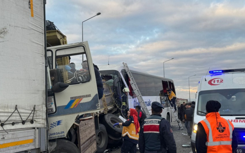 Türkiyədə zəncirvari qəza oldu - Ölən və yaralananlar var