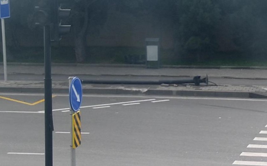 Bakıda yol qəzası olub, svetafor aşıb - DİN-dən MƏLUMAT