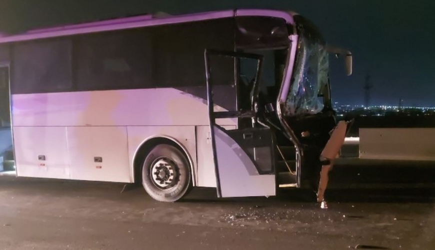 Marşrut avtobusu yük avtomobili ilə toqquşdu: Yaralanan var - FOTO