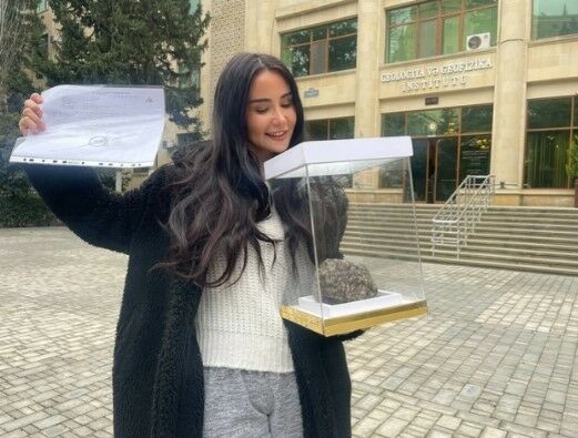 Leyla Mustafayevanın evinə düşən daşın meteorit olduğu təsdiqləndi