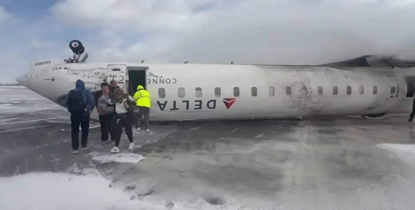 Təyyarə hava limanında eniş zamanı çevrildi: Yaralılar var - FOTO