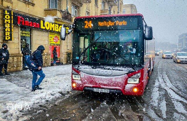 
Qarlı havada 40-dan çox avtobus qəzaya uğradı