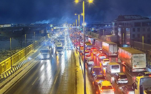 
Bakıda yol qəzaları sıxlığa səbəb olub – SİYAHI