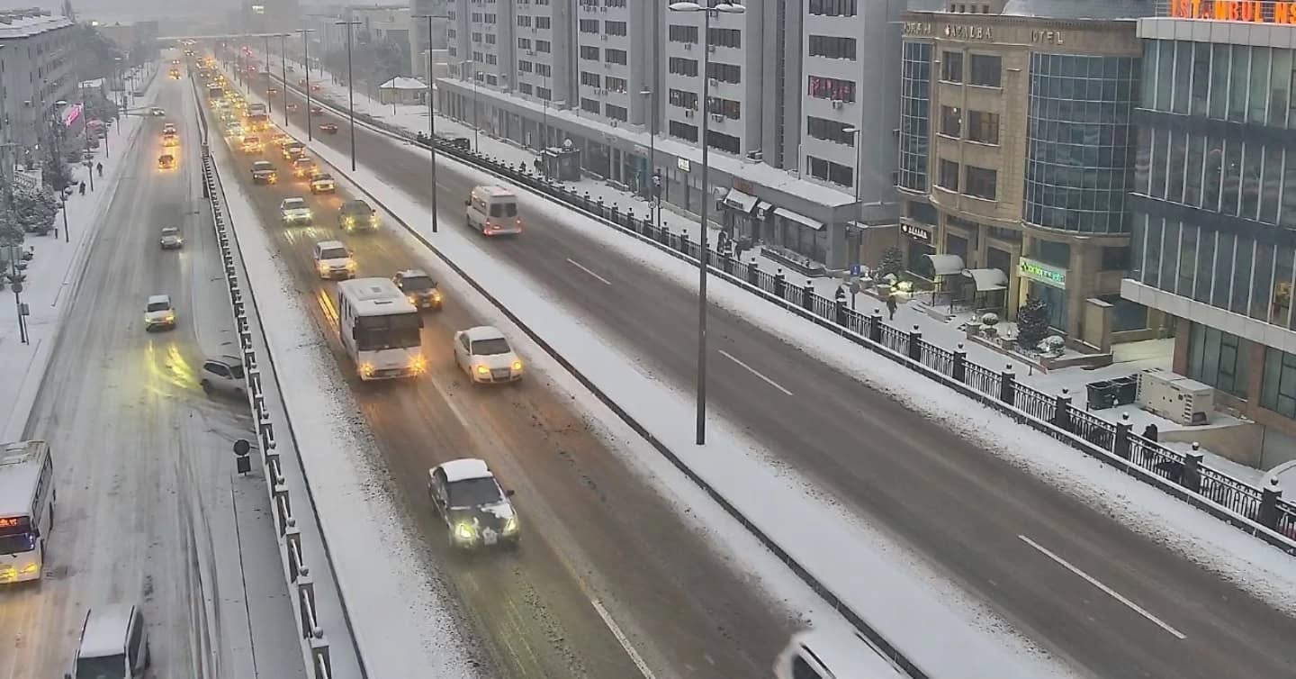 Qarlı havada paytaxt yollarındakı vəziyyət - FOTOAR