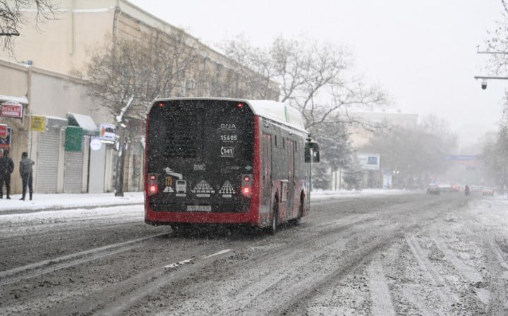 “BakuBus”un avtobusu qarda sürüşərək yolun kənarına düşdü - VİDEO