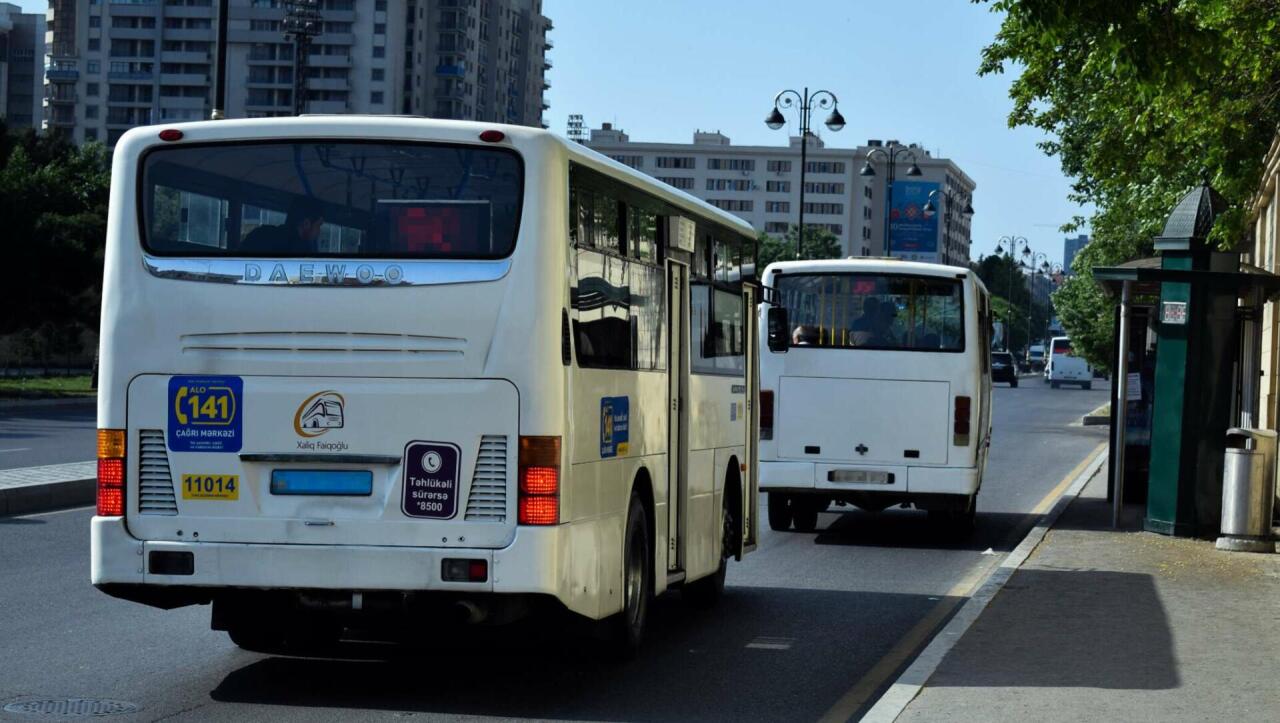 Bakıda sərnişin avtobusu qəzaya uğradı - FOTO