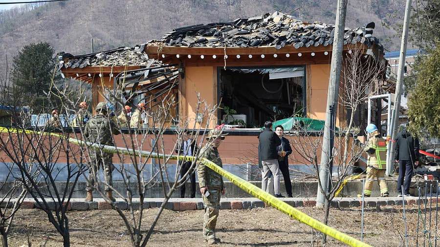 
Cənubi Koreya Hərbi Hava Qüvvələri səhvən öz ölkəsinə 8 bomba atdı -Çoxlu yaralılar var