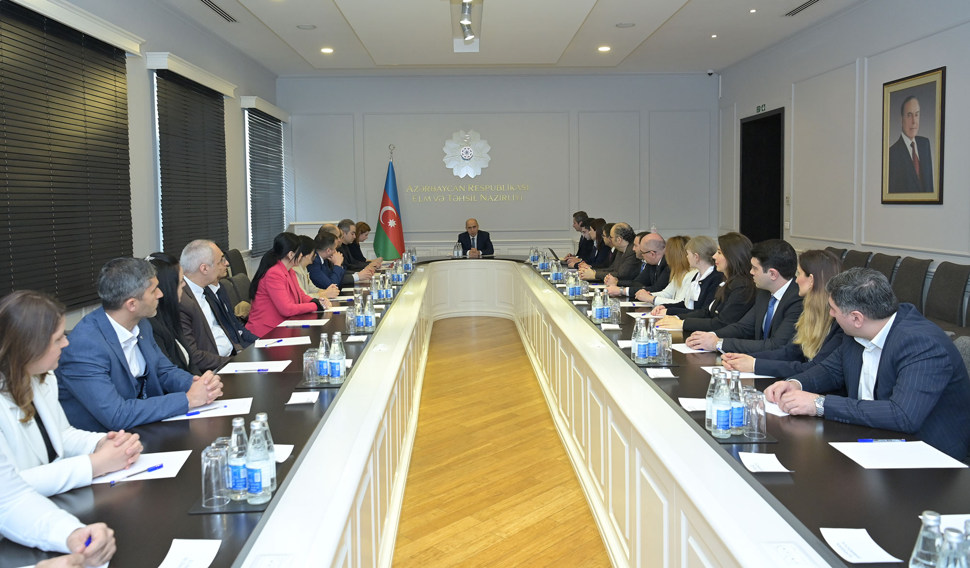 Nazir elmin inkişafı ilə bağlı alimlərin fikirlərini öyrənib