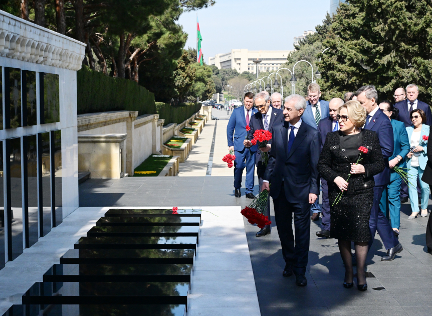 Matviyenko Şəhidlər xiyabanını ziyarət etdi – FOTO