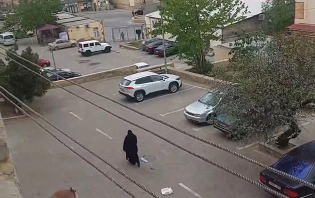 
Həmin videodakı çadralı qadın və görüntüləri yayan polisə çağırıldı