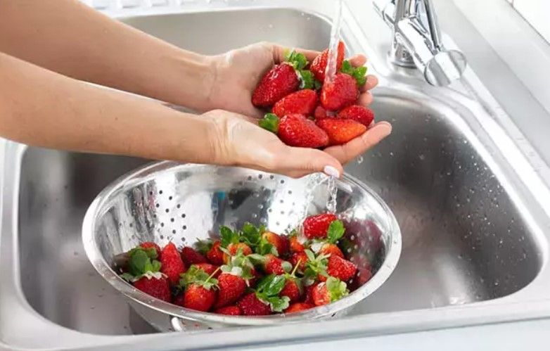 Çiyələklər necə təmizlənməlidir: 3 asan ÜSUL