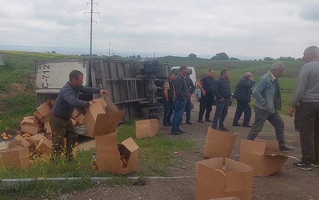 Yük maşını aşdı, çörəklər yola dağıldı
