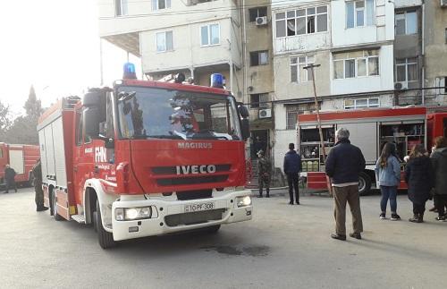 Bakıda yaşayış binası yanır
