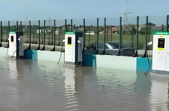 Bakıda elektrikdoldurma məntəqəsini SU BASDI - VİDEO