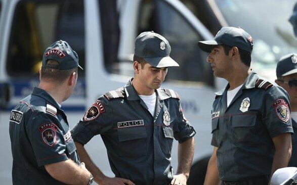 Ermənistanda 9 polis həbs olundu