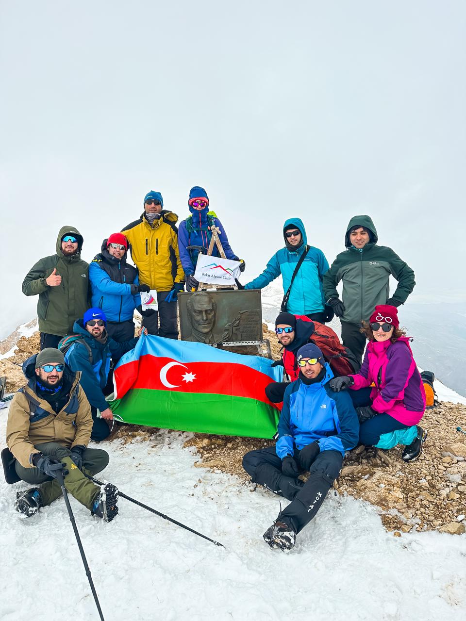 “Aztelekom”un əməkdaşı Heydər Əliyev zirvəsinə qalxdı - FOTOLAR