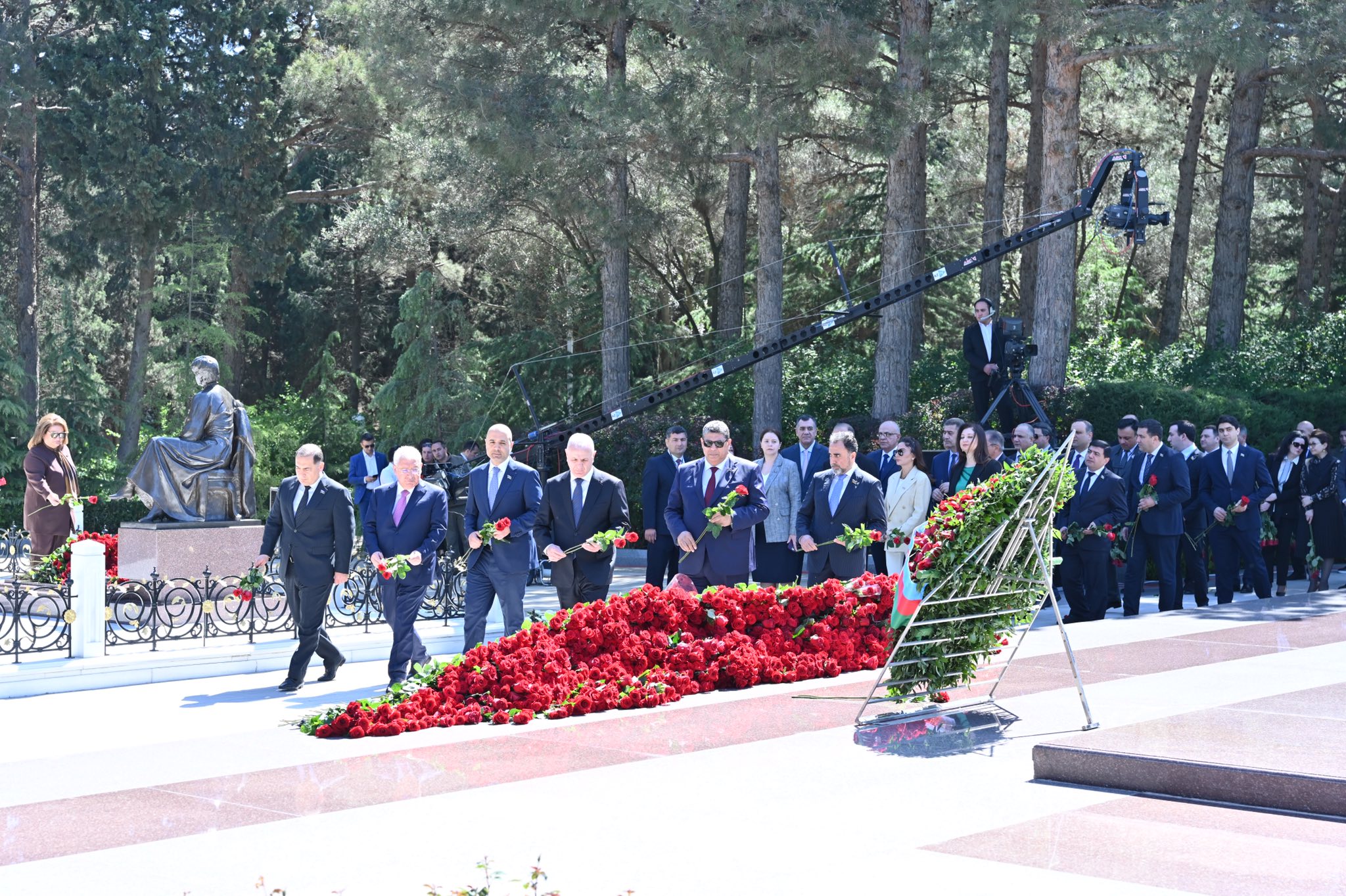 Milli Məclisin deputatları Ulu Öndər Heydər Əliyevin məzarını ziyarət etdilər - FOTO