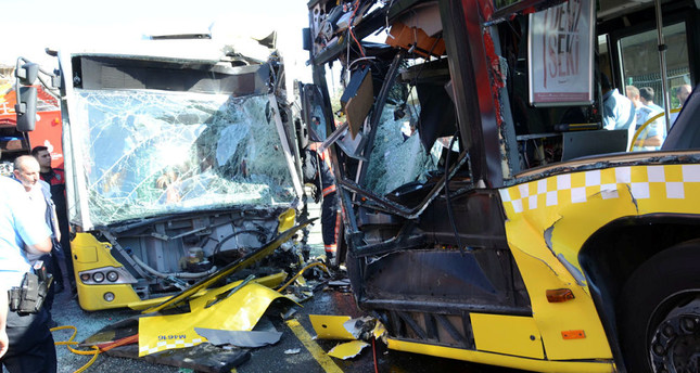 İstanbulda iki metrobus toqquşdu: ölü və yaralılar var