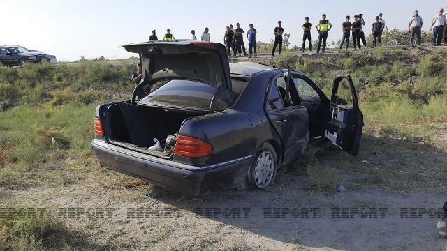 Yevlaxda qəza: Minik avtomobili yük maşınına çırpıldı