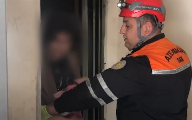 Liftdə qalan 5 nəfər belə xilas edildi – VİDEO