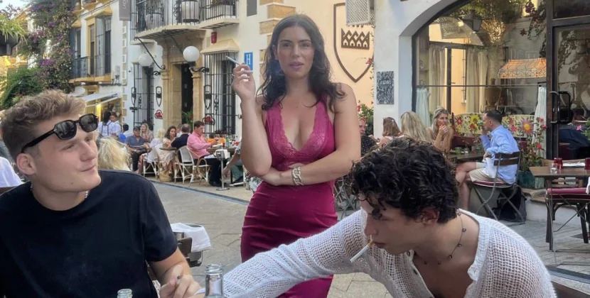 Yuxudan oyandı və bütün internetin onun tətil fotosuna güldüyünü gördü
