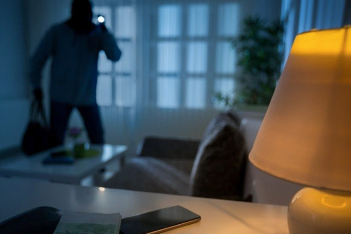 Satıcı işlədiyi yerdən 20 min oğurladı