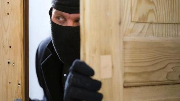 Oğurladığı pulla qohumunun təhsil haqqını da ödədi