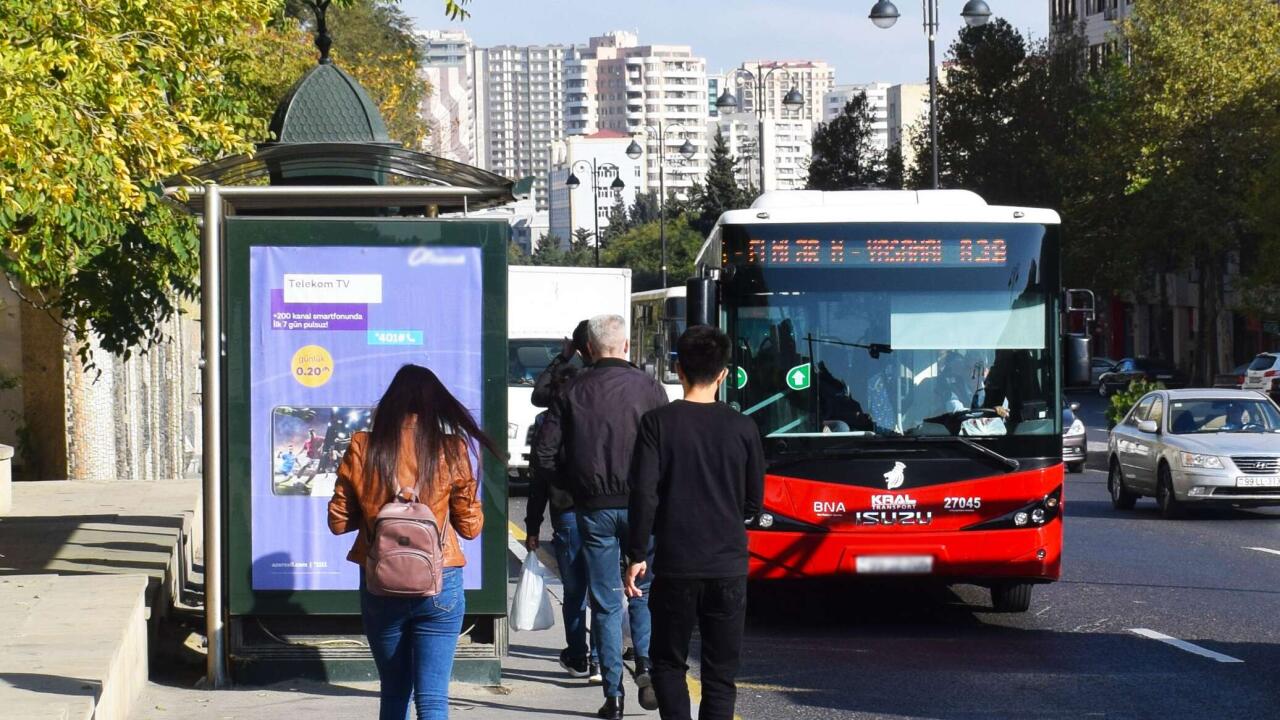 “BakuBus”da ata qızını döydü - VİDEO