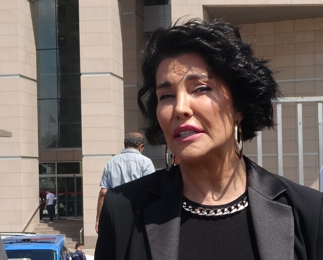 
Türkiyəli keçmiş model Deniz Akkaya barəsində həbs qərarı verildi

