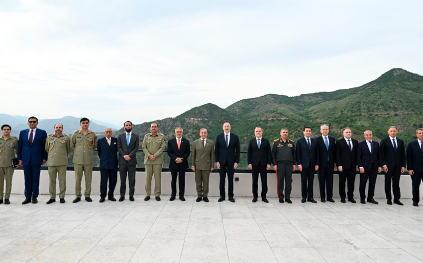 Prezident Şahbaz Şəriflə geniş tərkibdə görüşdü - FOTOLAR