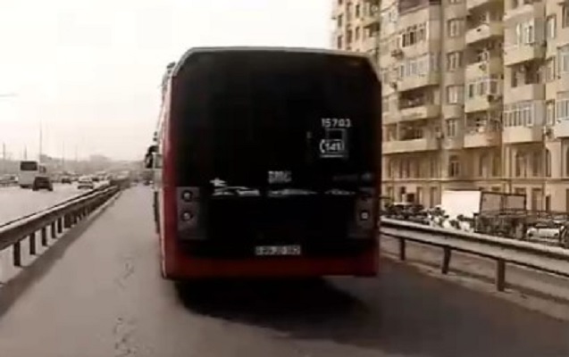 “Bakubus” avtobusu tıxaca səbəb oldu