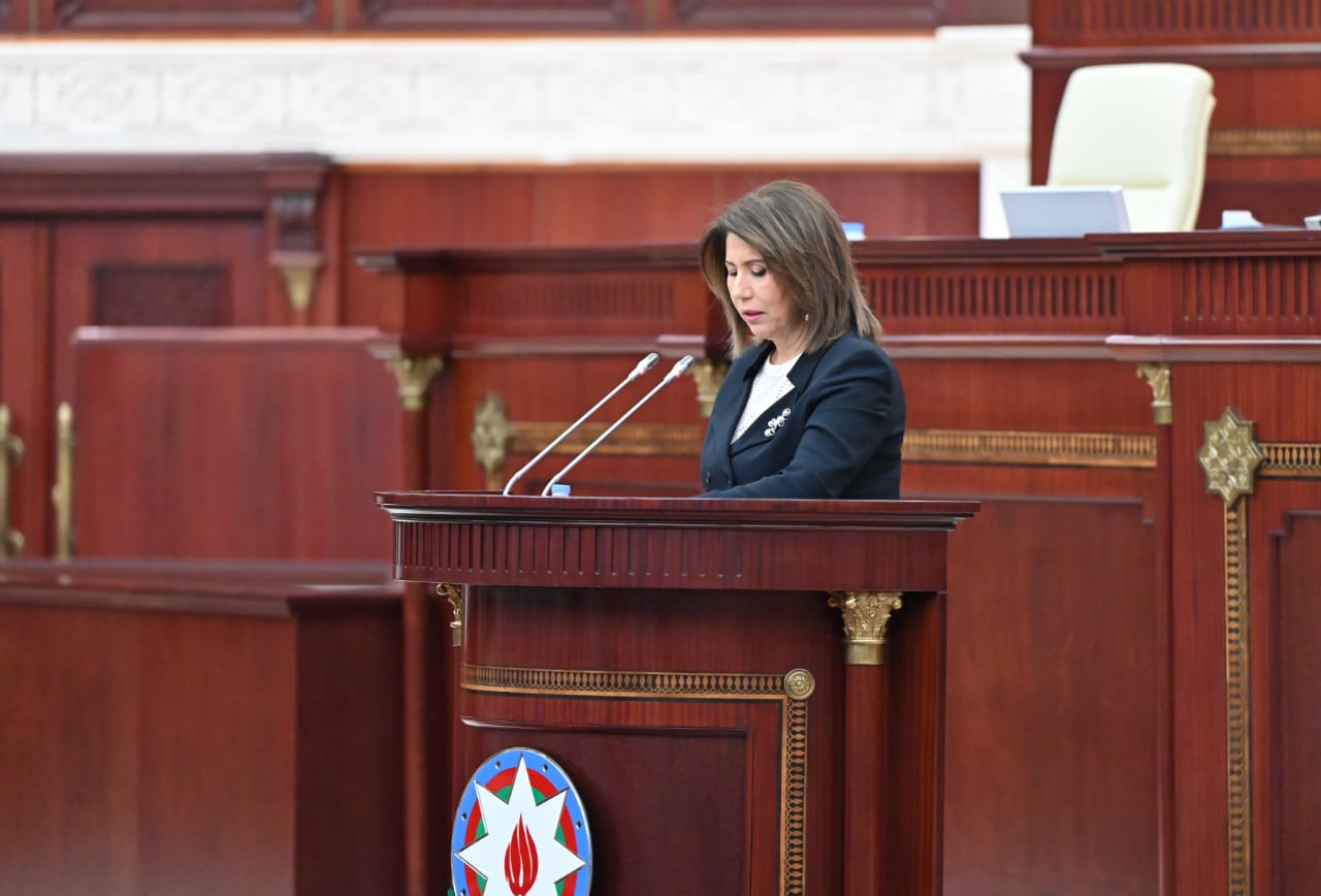 Bahar Muradova Milli Məclisdə hesabat verir