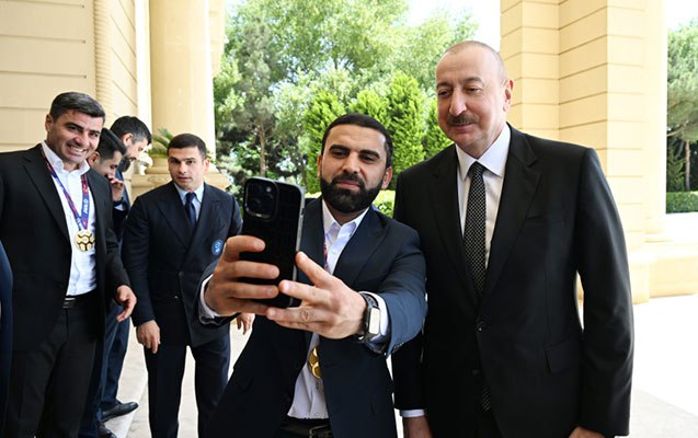 Prezident bütün futbolçularla selfi çəkdirdi – VİDEO