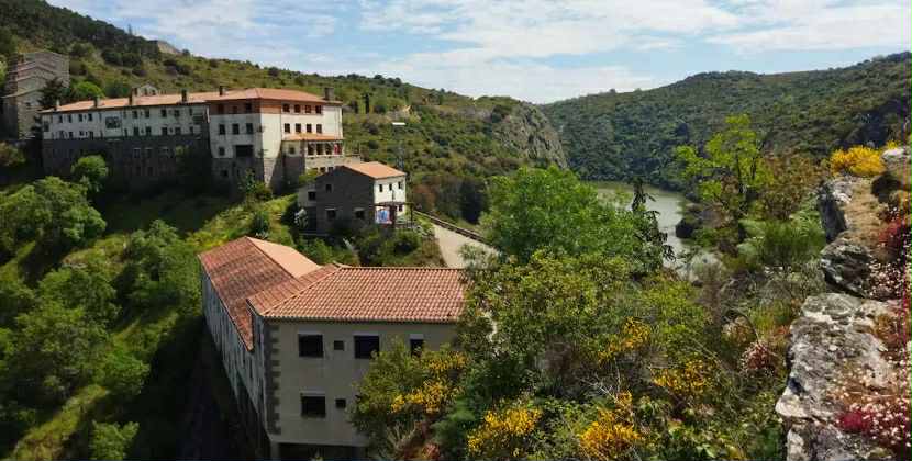 Tərk edilmiş kəndi bütünlüklə 310 min dollara aldı: İdeyası çox maraqlıdır