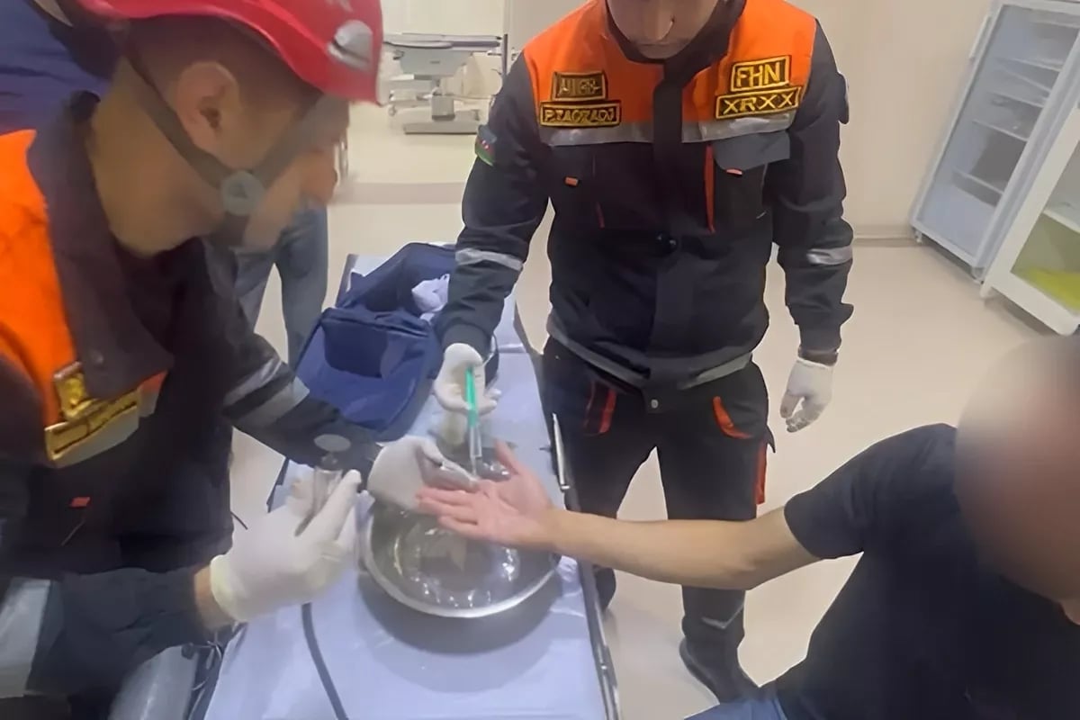 Barmağında üzük qaldı, köməyə xilasedicilər gəldi