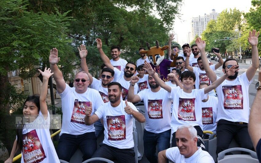 Dünya çempionu olan millimiz şəhər turuna çıxdı