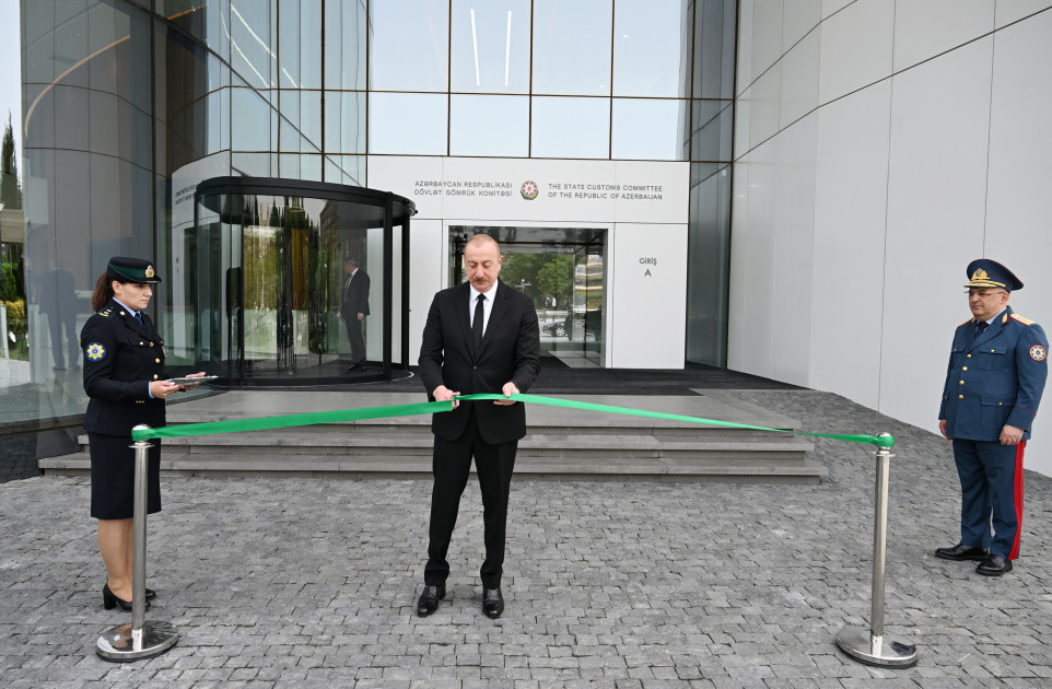 İlham Əliyev Gömrük Komitəsinin yeni inzibati binasının açılışında iştirak etdi - FOTOLAR